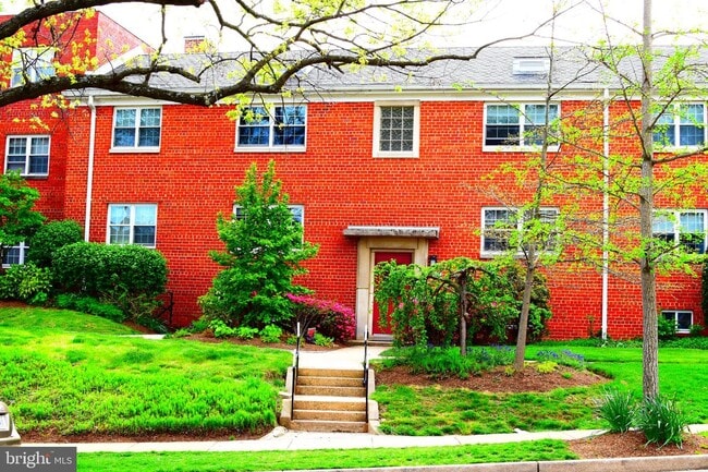 Building Photo - 832 S Greenbrier St