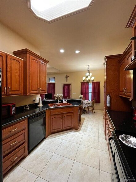 Building Photo - 4901 La Vista St