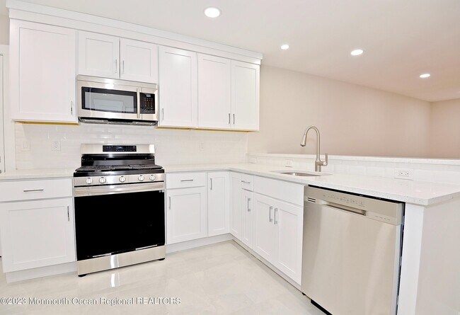 Building Photo - 57 Golden Glow Circus