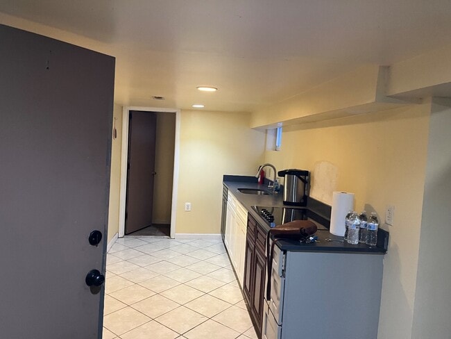 Building Photo - 831 E Chase St