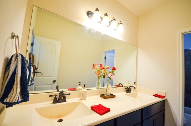 Building Photo - 5632 Sabbia Dr