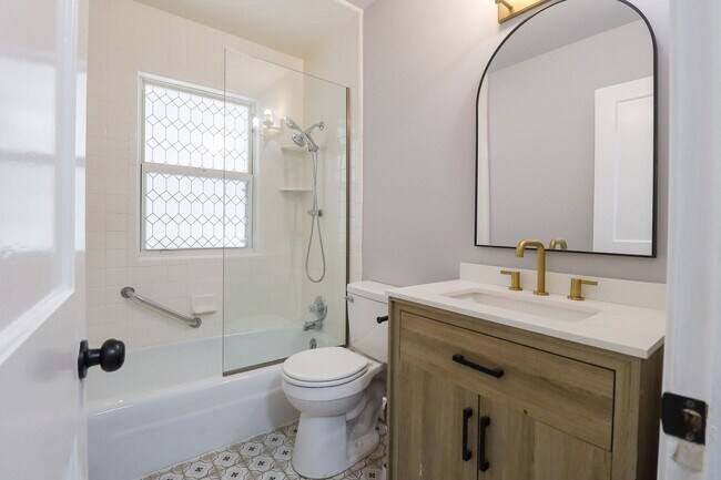 Building Photo - 3 Bed | 1 Bath | Mid Town | $1400