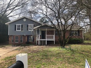 Building Photo - 2100 Merry Dr NE