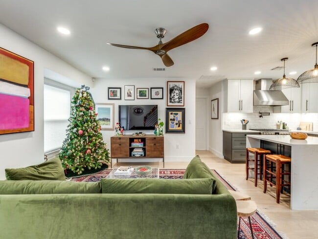 Building Photo - 2209 Fair Oaks Dr