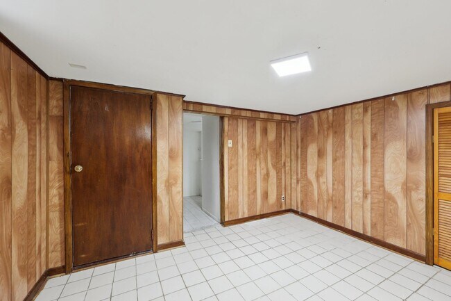 Building Photo - 48 Marinus St