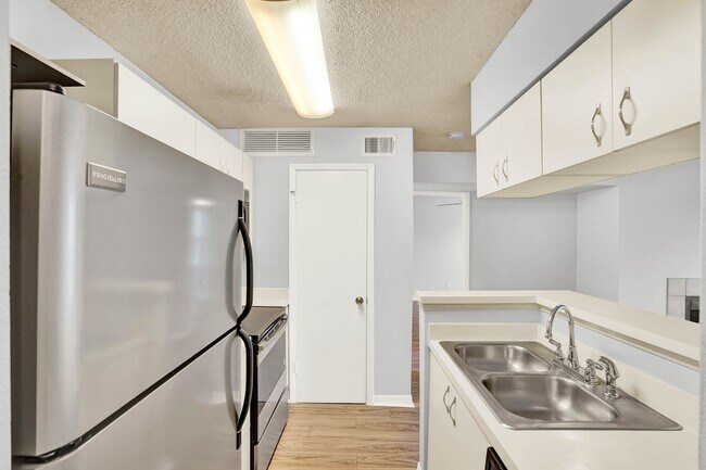 Building Photo - 1/1 Condo in Gated Lakefront Community of Altamonte Springs!