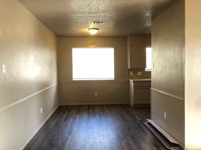 Building Photo - NorthWest Duplex