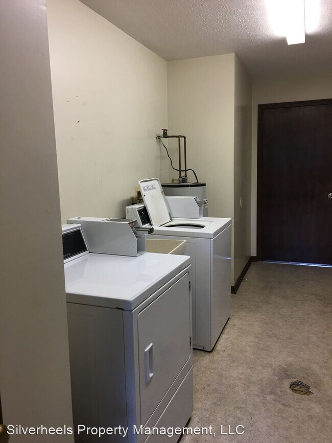 Building Photo - 807 Mitchell Ave