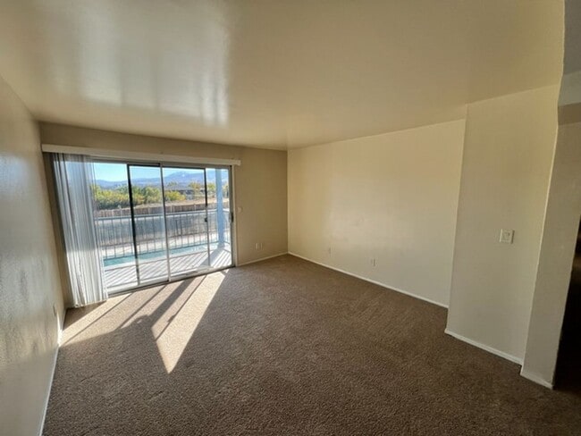 Building Photo - Conveniently located Refreshed Two Bedroom Condo