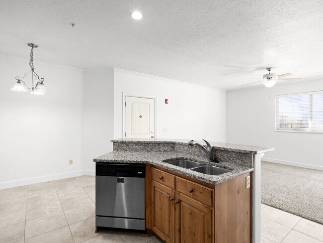 Building Photo - Luxurious Condo in North Orem