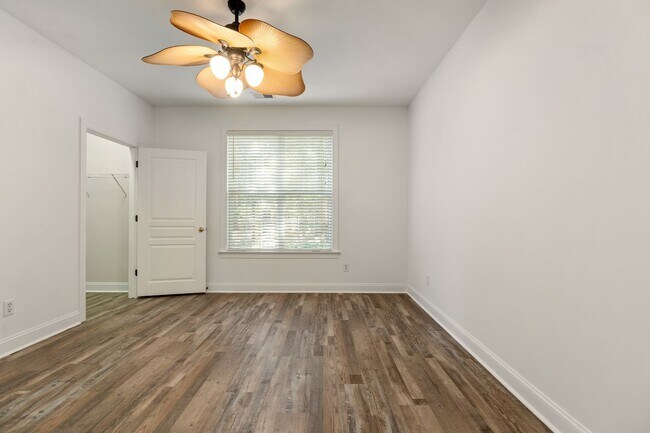 Building Photo - Ground Level 2-bed, 2-bath Condo in Provid...