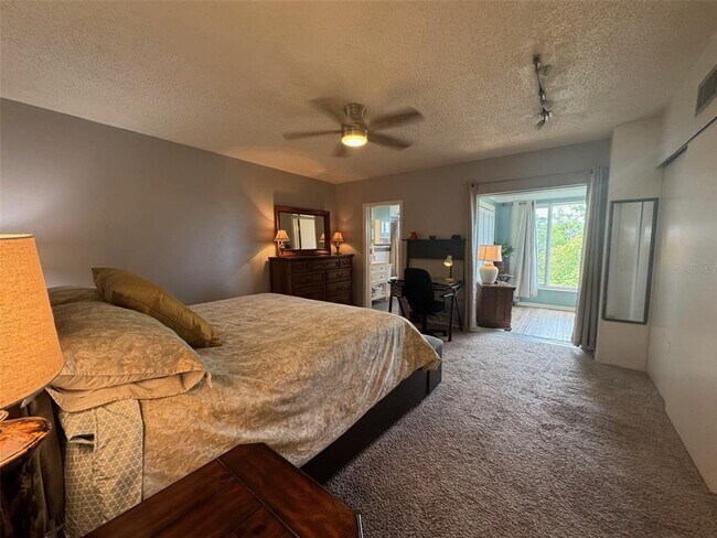 Building Photo - 2449 Columbia Dr