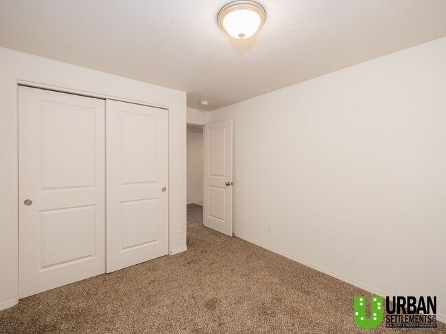 Building Photo - Beautiful Newer 3 Bedroom, 2 Bath Rancher ...