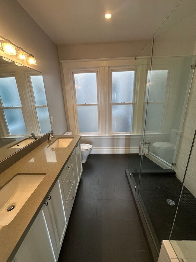 Building Photo - 817-821 Oak Street (7057r)