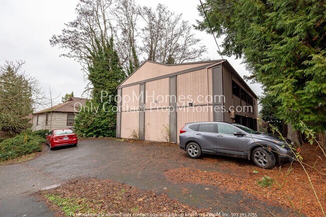 Building Photo - Charming Two Bedroom Unit in North Tabor!