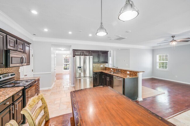 Building Photo - Beautiful 3BR/2.5BA Near Rivergate & Charl...