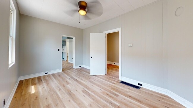 Building Photo - 3 Bed Single Family with Huge Kitchen and ...
