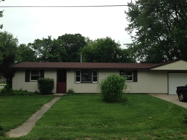 Building Photo - Large 3bd/1bth Single Family Home Near Caterpillar/Newtown Fitness