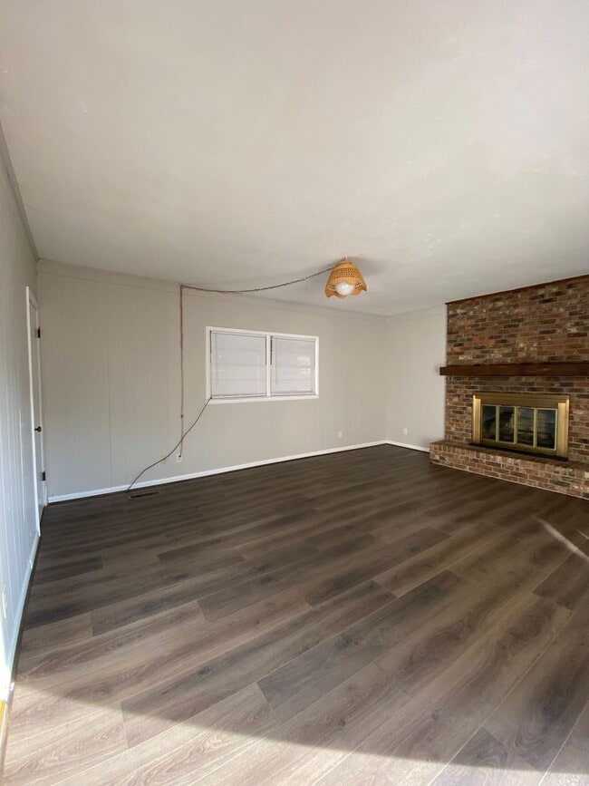 Building Photo - 18 Edwin Ave