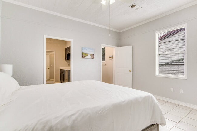 Building Photo - Charming Shotgun Home Just Minutes from Do...