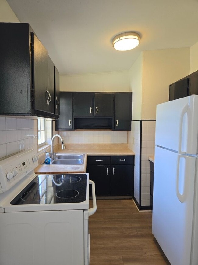 Building Photo - Charming 3-bedroom, 1-bathroom home locate...