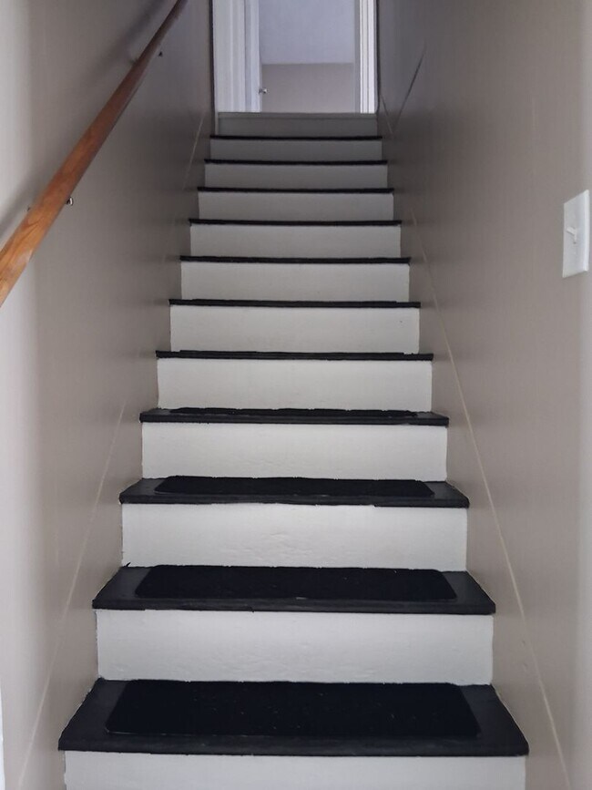 Building Photo - Charming Newly Renovated Spacious Double