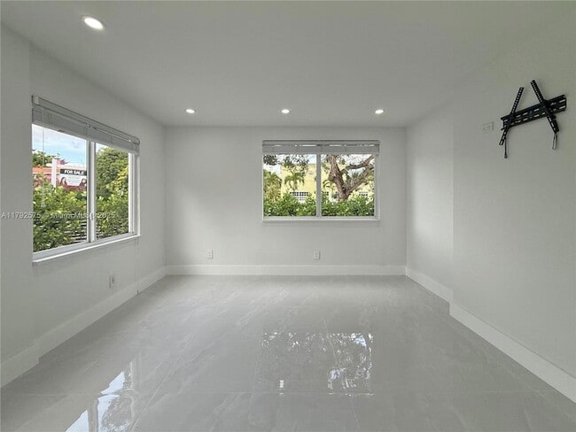 Building Photo - 927 SW 18th Ave