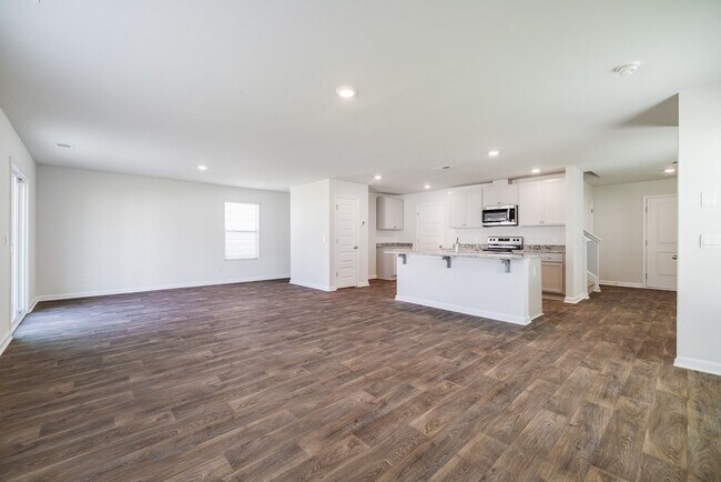 Building Photo - Spacious 4-Bedroom Home in Sought-After Lo...
