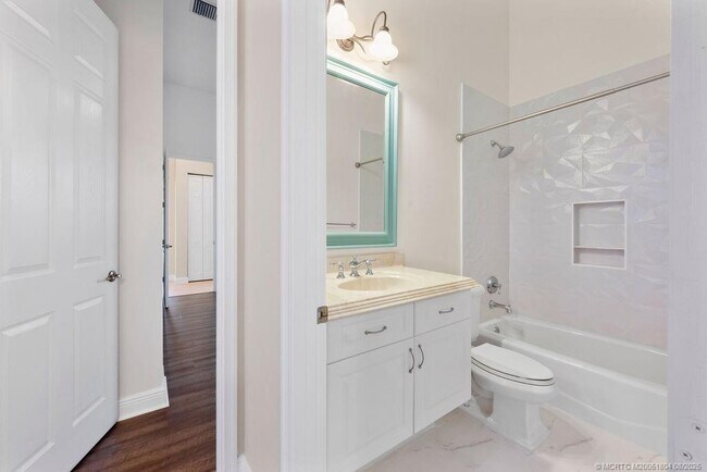 Building Photo - 511 SW Squire Johns Ln