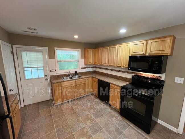 Building Photo - 4304 Wedgewood Dr