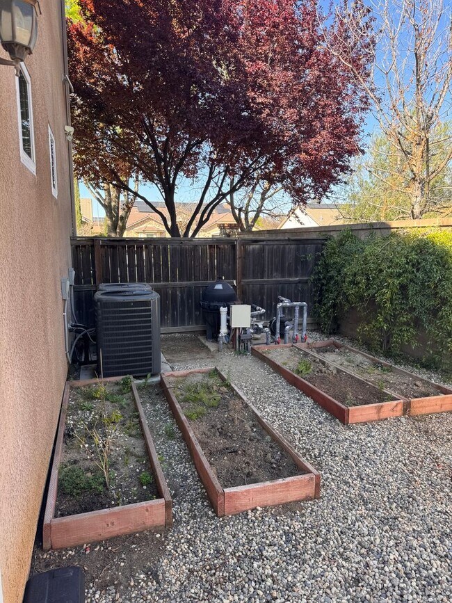 Building Photo - Beautiful single family home