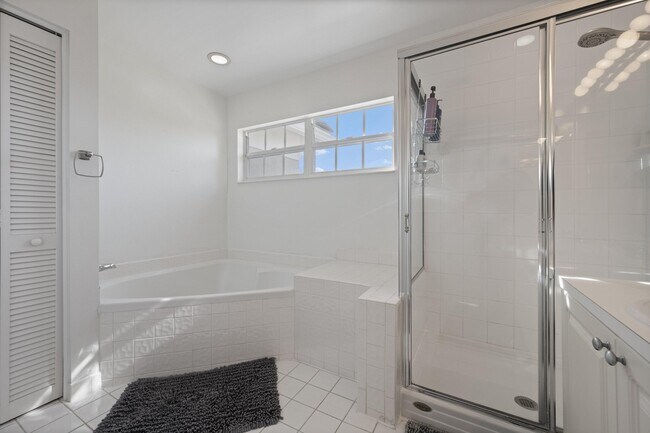 Building Photo - 1628 S Club Dr