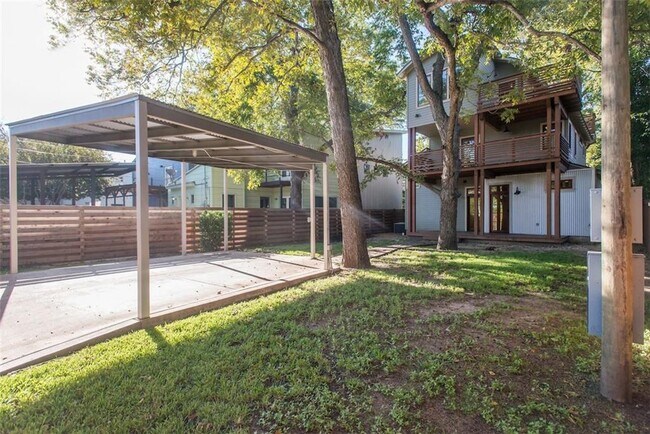 Building Photo - 610 W Live Oak St
