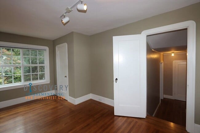 Building Photo - Upper Rockridge 3 Bedroom Home