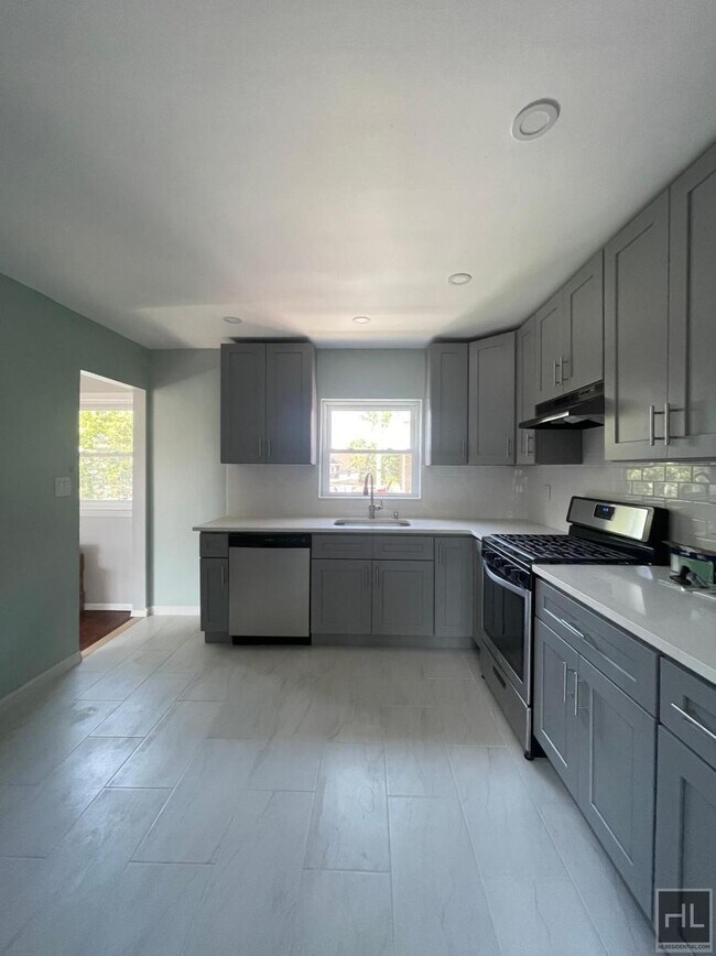 Amazing 3 bed 2 bath BRIARWOOD!!! 1490914985 85th Dr Queens NY