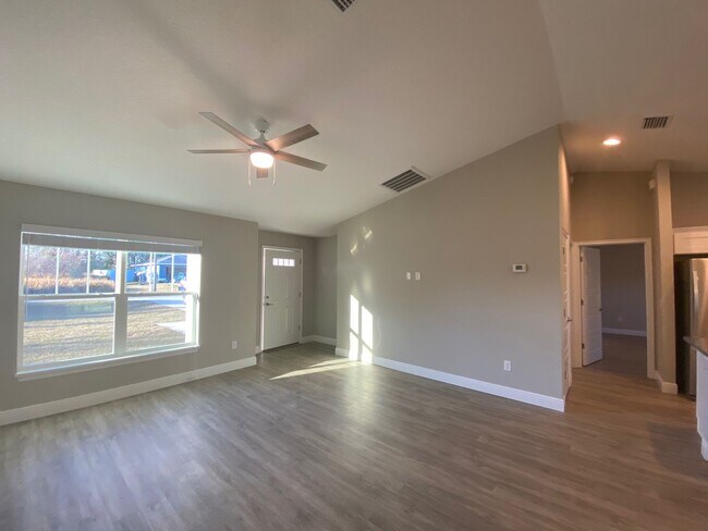 Building Photo - Available December 15th.....Custom Home - Desirable SE Ocala Neighborhood 3/2/2 **WON'T LAST**