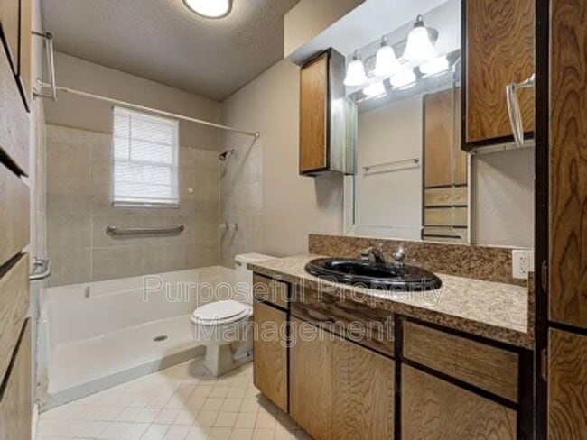 Building Photo - 516 N Ponca Ave