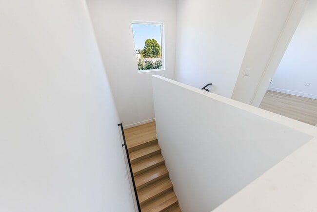 Building Photo - 2847 S Victoria Ave