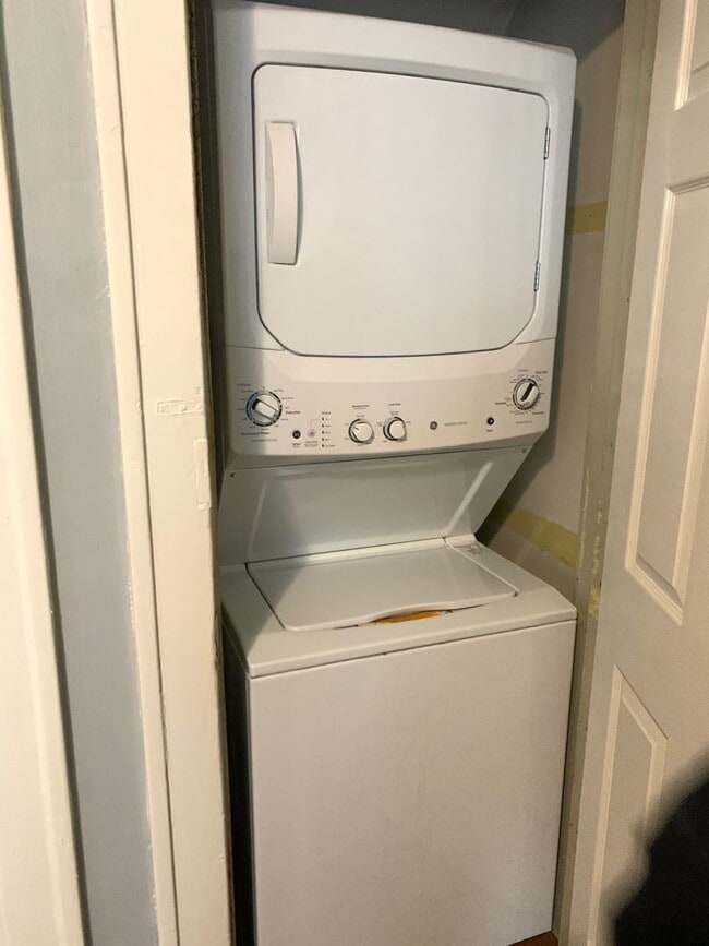 Building Photo - 2 Bedroom Lower Unit with Washer and Dryer!