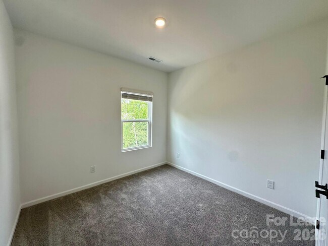 Building Photo - 1556 Blanche St