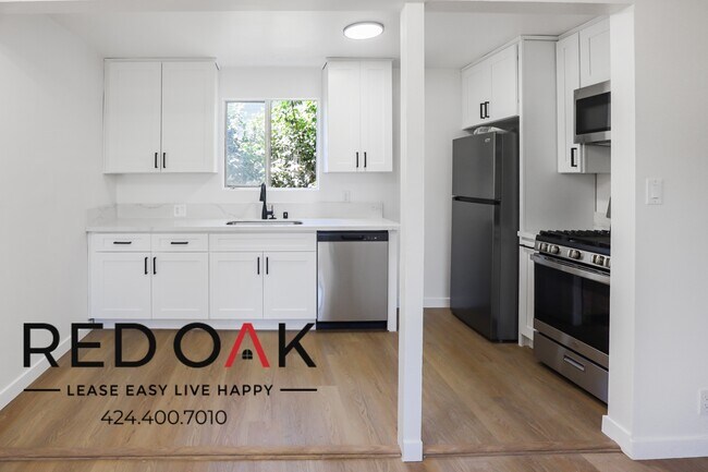 Building Photo - Modern, Spacious, Remodeled One Bedroom wi...