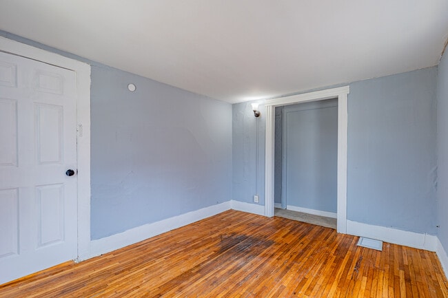 Building Photo - 383 Champlain St