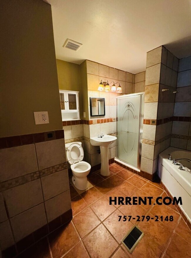 Building Photo - Amazing 6 Bedroom 3 Bathroom Two Story Hom...
