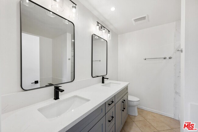 Building Photo - 310 Tahiti Way