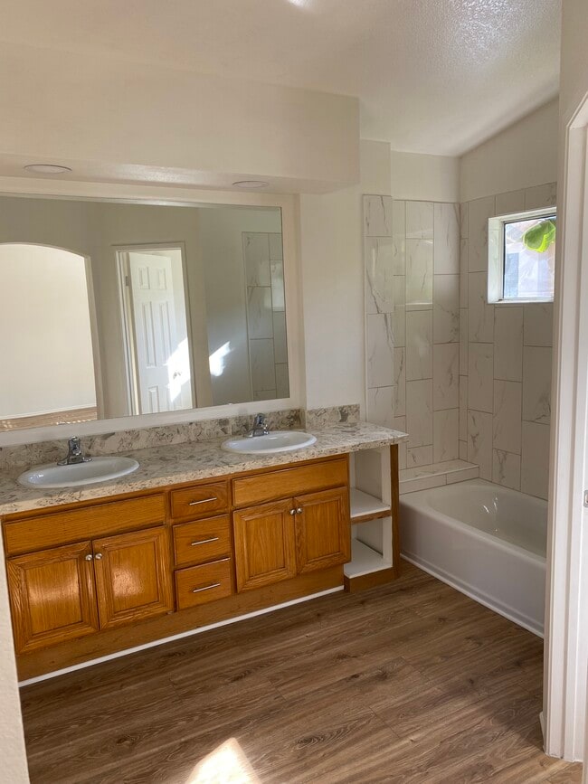 Building Photo - 2150 Lago Madero