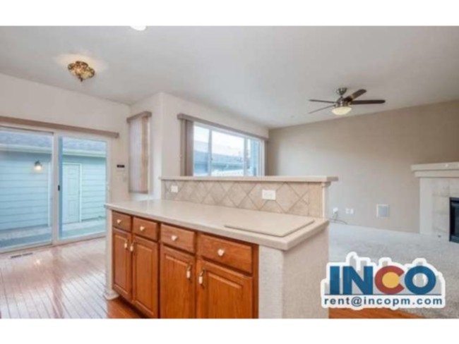 Building Photo - Spacious 3 bed 3 bath Townhome end unit wi...