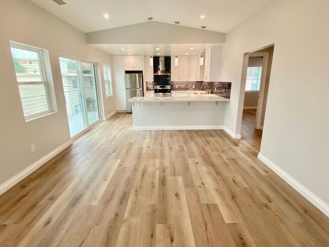 Building Photo - 2 Bedroom House