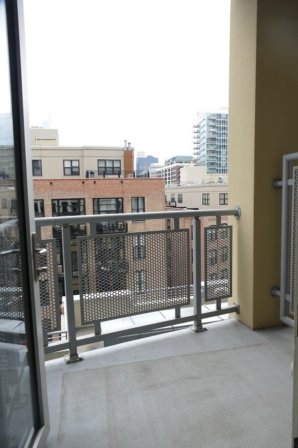 Building Photo - 720 N Larrabee St