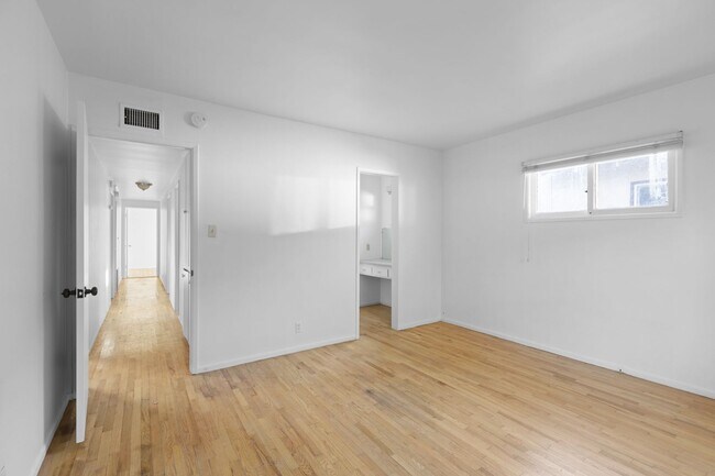 Building Photo - 15826 Magnolia Blvd