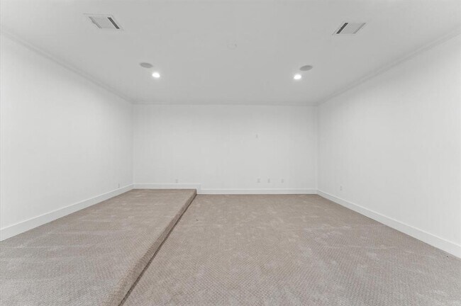 Building Photo - 10070 Cedardale Dr